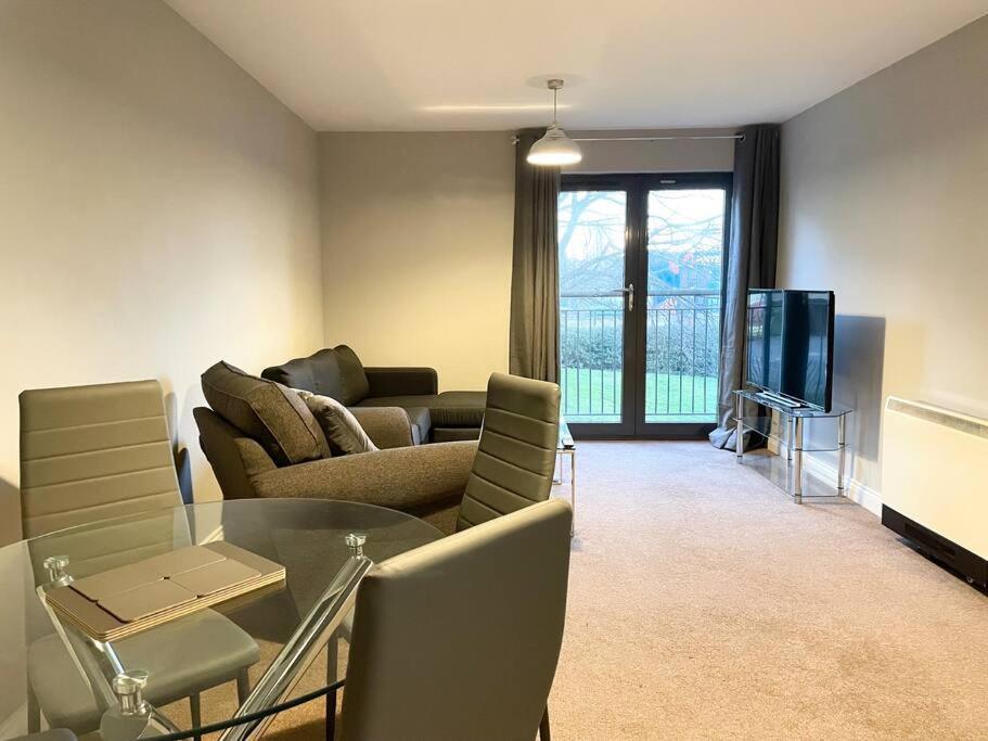 Price! Huge 1 Bed Apartment, Centre, Single Beds Or Super King, Sofabed & Free Secure Parking *