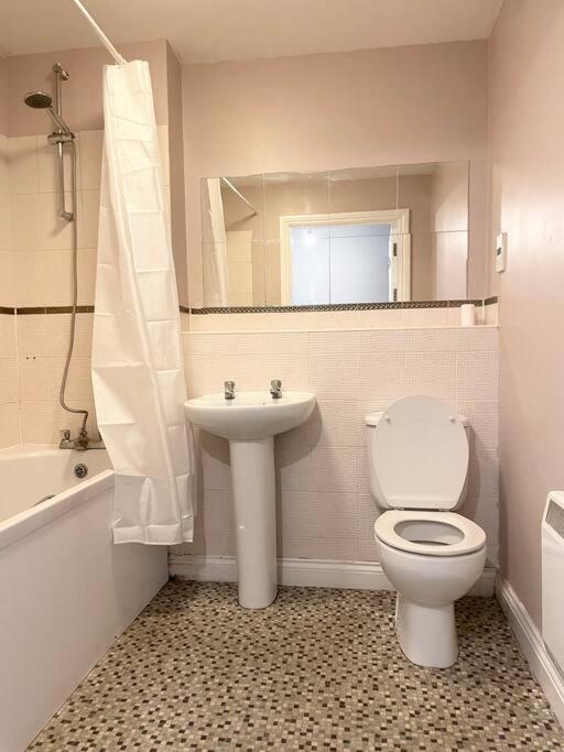 Price! Huge 1 Bed Apartment, Centre, Single Beds Or Super King, Sofabed & Free Secure Parking Appartamento