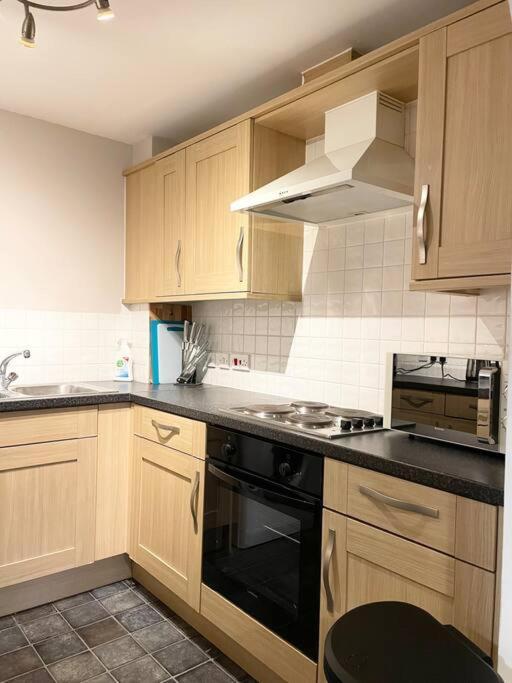 Price! Huge 1 Bed Apartment, Centre, Single Beds Or Super King, Sofabed & Free Secure Parking Appartamento